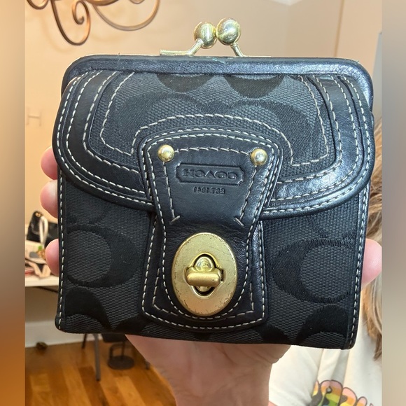 Coach Legacy French Turn Lock Wallet EUC - Picture 4 of 13